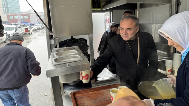 BELEDİYEDEN SICAK ÇORBA İKRAMI